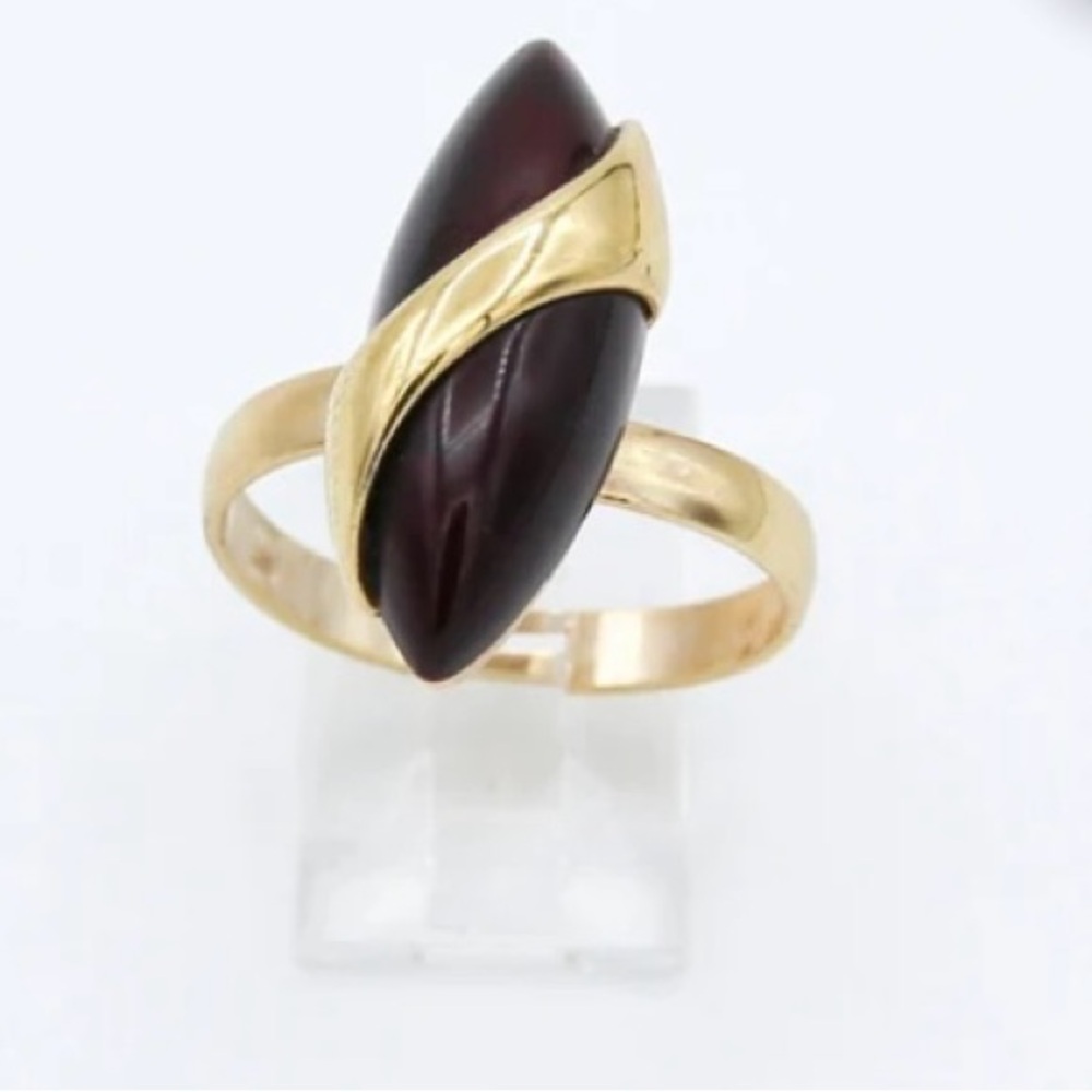 Sarah Coventry Gold and Brown Marquise Ring. Vintage